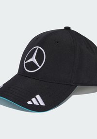 Sort baseball cap med et hvidt Mercedes-Benz logo, teal kant på skyggen og tre hvide striber på siden. Fremstillet af blødt stof.
