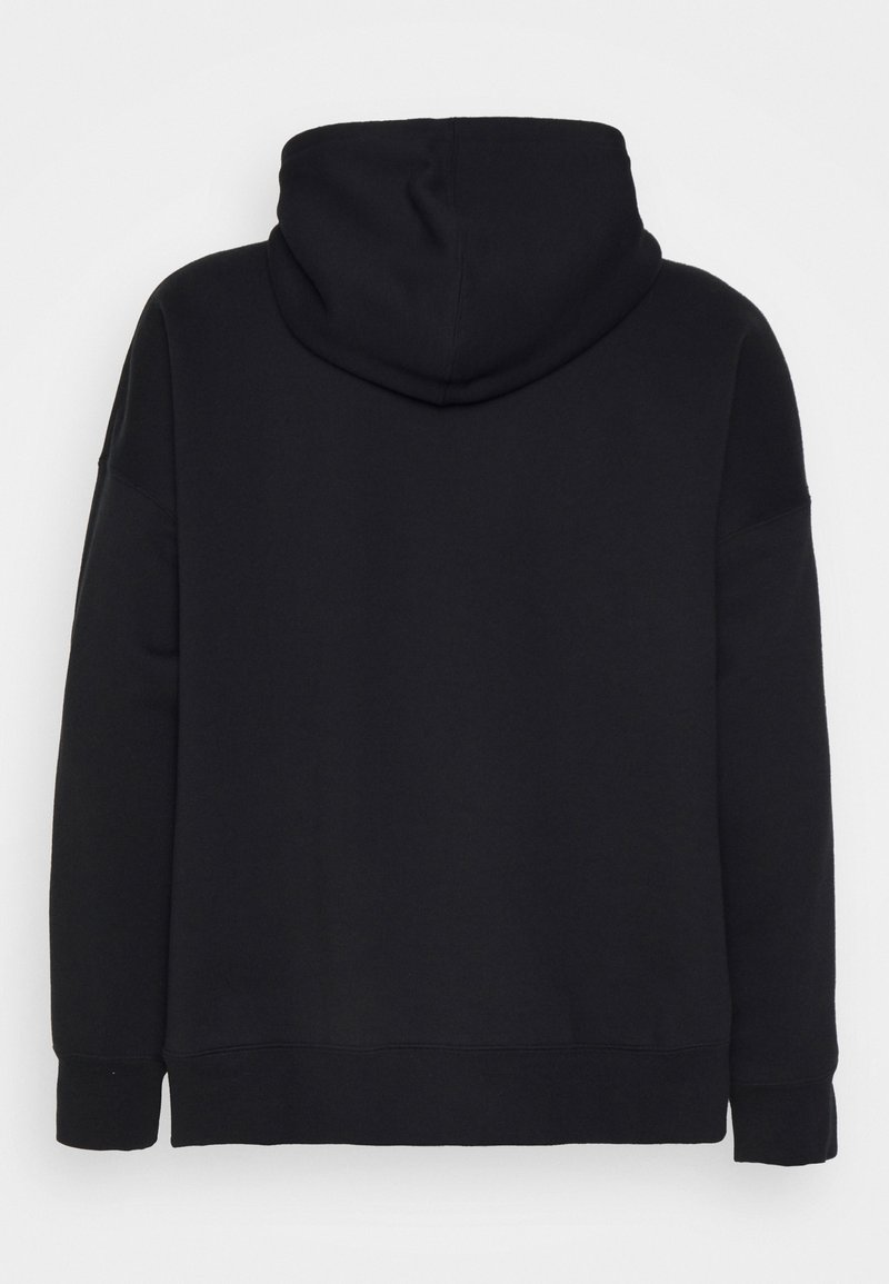Sudadera negra con una textura suave, que presenta una gran capucha y un diseño holgado. La tela suave y los puños acanalados completan el look.
