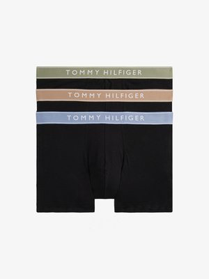 Τρία ζευγάρια μαύρων μποξερών με λογότυπα στη ζώνη στην ελιά, στο καμηλό και στο ανοιχτό μπλε. Από βαμβακερό υλικό, με λεία υφή.