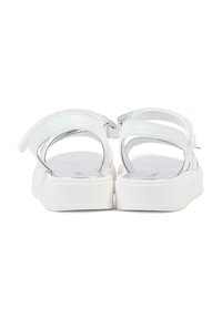 Białe sandały z metalicznymi akcentami, wyposażone w dwa regulowane paski, płaską podeszwę na platformie oraz gładką teksturę wewnątrz.