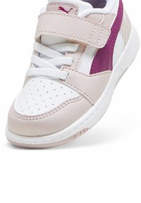 Puma REBOUND V6 LO  - Babacipők - mauve mist magenta gleam white