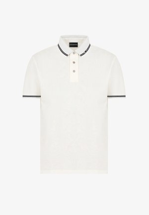 Polo a maniche corte in bianco, con colletto nero a contrasto con strisce, chiusura a tre bottoni e tessuto a trama liscia.