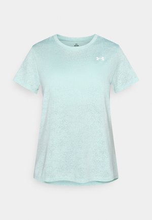 T-shirt sportif bleu clair avec un col rond, des manches courtes et une texture subtile. Présente un petit logo blanc sur le côté gauche de la poitrine.