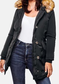 Černý zimní kabát s podšívkou z umělé kožešiny, knoflíkovým zapínáním a bočními kapsami. Obsahuje žebrované manžety a hladký, lesklý materiál.
