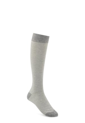 Une chaussette haute gris clair avec bord, talon et orteils gris plus foncé sur fond blanc.