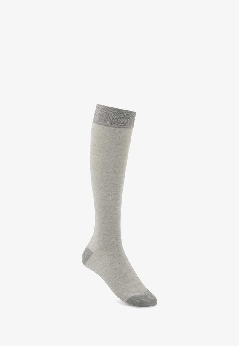 Une chaussette haute gris clair avec bord, talon et orteils gris plus foncé sur fond blanc.
