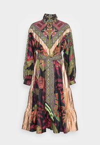 Abito colorato con una combinazione di stampe floreali e geometriche in verde, rosso e nero. Presenta una chiusura con zip sul davanti e maniche a campana. Dettagli in oro.