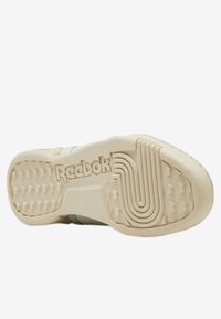Sole della sneaker Reebok in un beige chiaro con gomma testurizzata per una migliore aderenza. Tra le caratteristiche degne di nota ci sono un logo in rilievo e un motivo ondulato per una maggiore trazione.