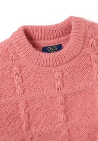 Rosa Strickpullover mit runder Halslinie, strukturiertem Muster mit hervorgehobenen Stichen und einem Etikett mit der Aufschrift "OVS kids" im Inneren.