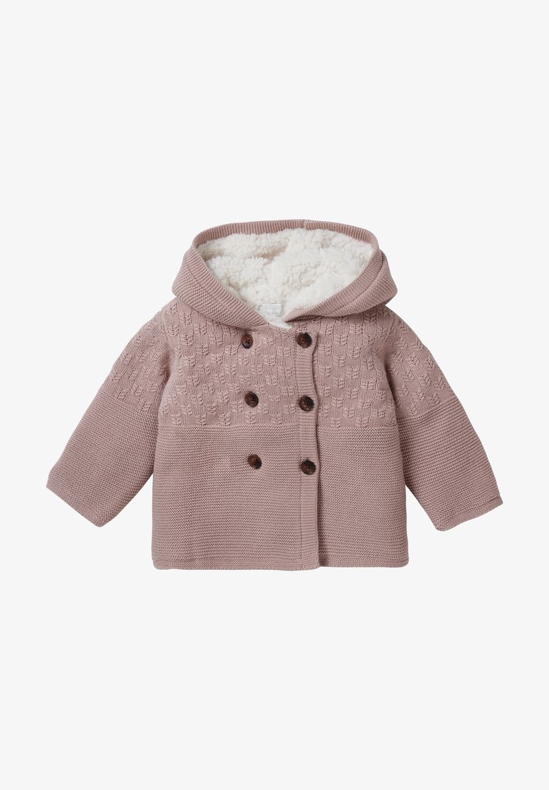 Manteau rose tricoté pour tout-petit, avec un haut texturé, un design croisé, des boutons en bois et une capuche douce doublée en polaire blanche.
