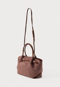 Bolsa de camurça castanha com acabamentos em pele, duas alças superiores e uma alça longa ajustável. Design simples sem detalhes de hardware visíveis.