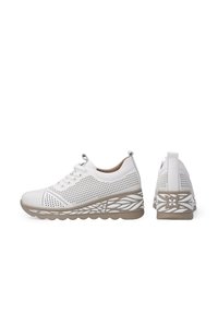 Weiße Sneakers mit Mesh-Panels, runder Zehenpartie und Schnürverschluss. Besitzen eine strukturierten Sohle mit Blattmuster und hellen Akzenten.