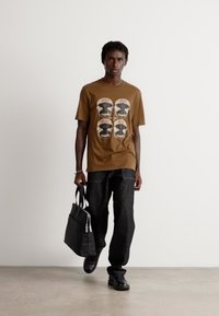 HUGO DIBOXER - T-Shirt print - medium brown