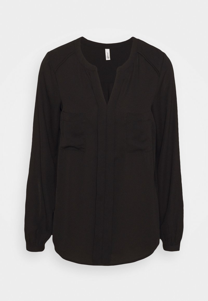 Blouse noire à manches longues avec un décolleté en V, deux poches poitrine et des poignets froncés. Confectionnée en tissu léger et lisse.