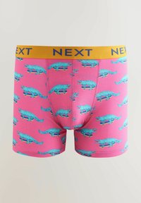 Rosa Boxershorts mit einem Muster aus blauen Krokodilen, die Skateboards fahren. Der Bund ist gelb mit blauer "NEXT"-Markierung.
