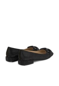 Schwarze flache Schuhe mit strukturierter Oberfläche und dekorativen Schleifen, ausgestattet mit einem niedrigen Blockabsatz und samtig weichem Innenfutter.