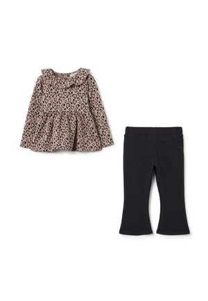 Top de manga larga con cintura acampanada, estampado de leopardo en beige y rosa oscuro, combinado con pantalones negros ajustados, textura lisa, sin patrones.
