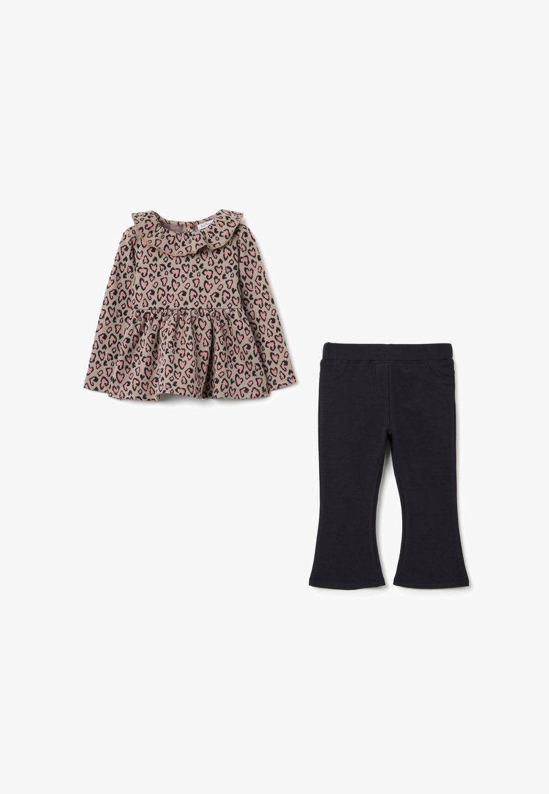 Langärmliges Oberteil mit ausgestelltem Saum, Leopardenmuster in Beige und Dunkelrosa, kombiniert mit schwarzen, enganliegenden Hosen, einfarbige Textur, keine Muster.