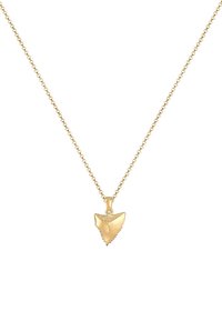Collana d'oro con un ciondolo a forma di dente di squalo, caratterizzato da una superficie superiore texturizzata e un bordo inferiore liscio. La catena è delicata e finemente collegata.