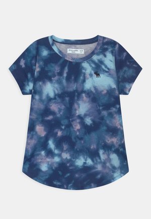 Børne t-shirt med korte ærmer med blå og lilla batikmønster og lille sort elg-logo på venstre bryst, størrelse 9/10.