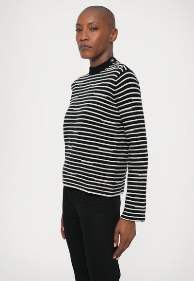 Maglione a righe bianche e nere, caratterizzato da un colletto alto e un design leggermente accorciato, con una lavorazione a maglia strutturata e dettagli a orlo grezzo.