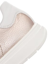 Nærbillede af hvid og metaltekstureret læderhælsneaker med tyk hvid gummisål og detaljeret syning.
