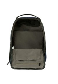 Mochila con un interior oscuro, cuenta con un amplio compartimento principal y un bolsillo frontal gris con cremallera. Fabricada con tejido duradero.