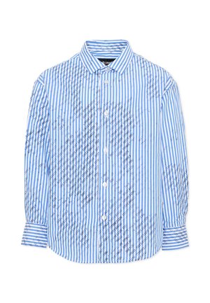 Camisa de manga larga con botones, con rayas verticales azules y blancas y un patrón sutil de escritura negra, cuello ancho y puños abotonados.