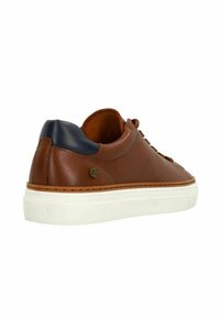 Bruine leren sneaker met een gestructureerde afwerking, marineblauwe hielaccent, witte rubberen zool en vetersluiting. Subtiele merkaanduiding aan de zijkant.