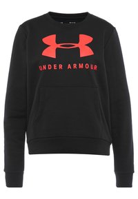 Sweatshirt nero con logo "Under Armour" rosso. Presenta scollo rotondo, maniche lunghe e tasca a marsupio frontale. Tessuto morbido e strutturato.