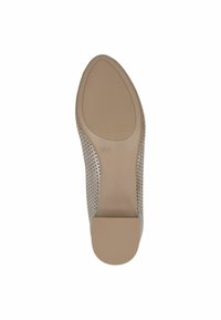 Beige perforált cipő sima talppal és alacsony, tömbsarkúval. A texturált felsőrész kis kivágásokkal rendelkezik a szellőzés érdekében.
