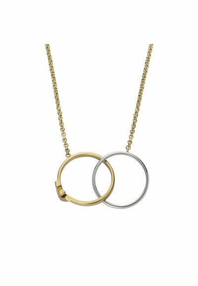 Een gouden en zilveren ketting bevat twee in elkaar grijpende ringen; de ene ring is goud met een gestructureerde sluiting, de andere is glad zilver.
