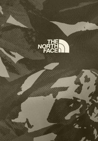 Tela de color verde oliva con un patrón abstracto de camuflaje, con un logotipo blanco prominente de The North Face en la esquina inferior derecha.
