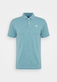 Polo bleu clair en tissu texturé, avec col, manches courtes et petit logo blanc sur la poitrine.