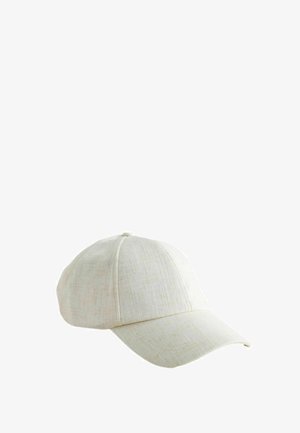 Kasket i cremekulørt tekstureret stof med seks-panel design og buet skygge på hvid baggrund.