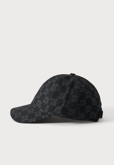 Casquette de baseball noire avec motif répétitif gris "HUGO" couvrant toute la surface, vue de côté sur fond blanc.