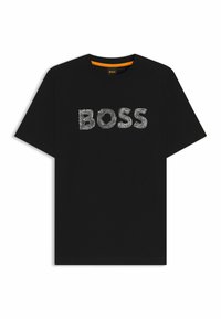 Mustat puuvillapaidat, joissa on teksturoitu, valkoinen raidallinen "BOSS" -logo edessä. Klassinen pyöreä kaula-aukko ja lyhyet hihat. Säännöllinen istuvuus.
