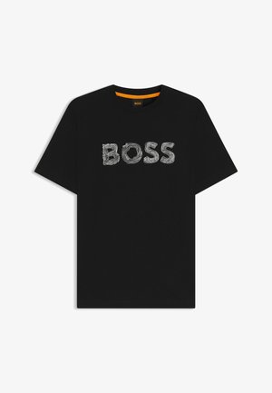 Czarna bawełniana koszulka z krótkim rękawem, z teksturowanym, białym paskowanym logo "BOSS" z przodu. Klasyczny okrągły dekolt. Regularny krój.