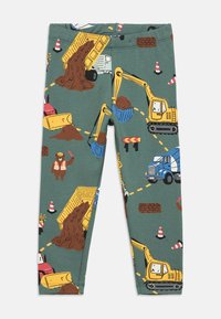 Leggings verdes con un patrón divertido de vehículos de construcción, tierra y conos de tráfico, confeccionados con tela elástica para mayor comodidad.