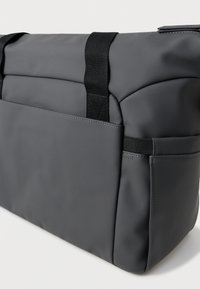 Tamno siva pravokutna torba s prednjim i bočnim džepovima, crnim trakama i glatkom, mat završnom obradom.