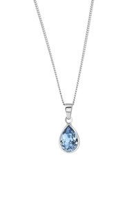 Collier en argent avec un pendentif en forme de goutte d'eau en pierre précieuse bleue, présentant des facettes complexes et une finition polie.
