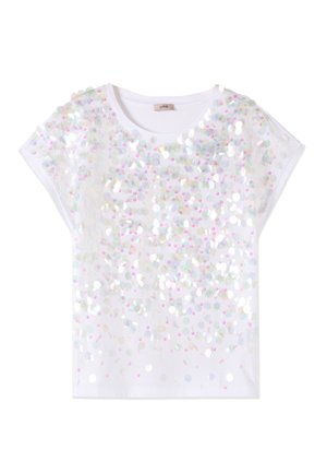 Camicia bianca a maniche corte con grandi paillettes iridescenti che coprono densamente la parte anteriore e le spalle, creando un effetto scintillante.