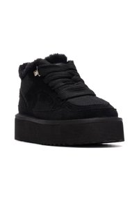 Zapatillas negras de caña alta con parte superior de tela texturizada, acentos de gamuza, suela de plataforma gruesa y cierre con cordones que presenta cordones trenzados.