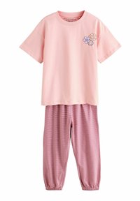 Różowy bawełniany t-shirt z krótkimi rękawami i kwiatowym nadrukiem, zestawiony z spodniami z elastycznym pasem w czerwono-białe paski.