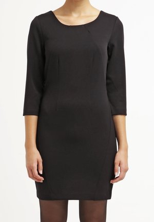 Schwarzes knielanges Kleid mit drei Viertelärmlen, einem runden Ausschnitt und einer taillierten Silhouette, aus glattem, strukturiertem Stoff gefertigt.