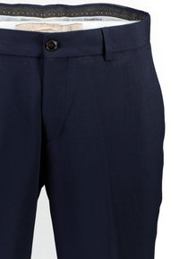 Granatowe spodnie wykonane z teksturowanej tkaniny, z zapięciem na guzik, rozporkiem na zamek i standardowymi kieszeniami. Prosty design z czystą sylwetką.