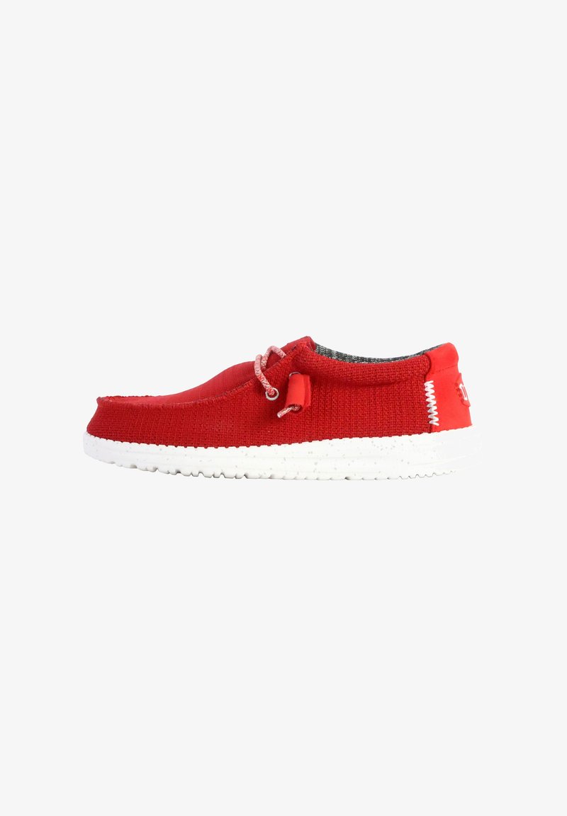 Zapato de tela rojo sin cordones con suela blanca, tejido texturizado, costuras en contraste y un interior de forro gris claro. Cuenta con un lazo decorativo.