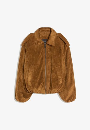 Jachetă bomber maro din piele întoarsă, cu fermoar frontal, guler mare și buzunare laterale. Prezintă o tiv rotunjit și un finisaj moale, texturat.