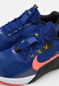 Nike Performance METCON 7 UNISEX - Sapatilha de treino - deep royal blue/magic ember/black/white/pollen