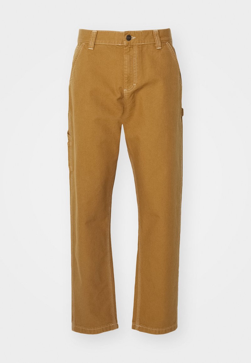 Pantalons en coton marron à coupe droite, avec des poches latérales, des coutures visibles et une fermeture à bouton à la taille.